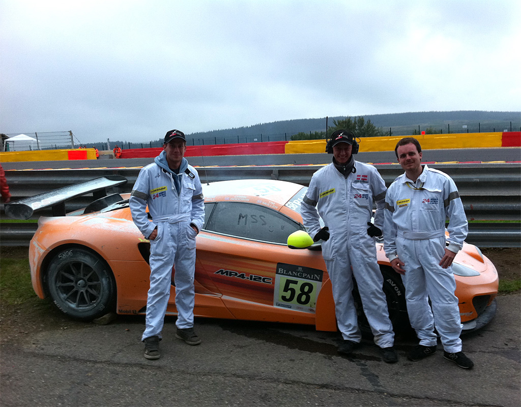 Det er ikke alle forundt at komme tæt på en supersportsvogn som en McLaren MP4-12C. Men det gjorde disse tre MSS-medlemmer sidste år på Spa-Francorchamps, da de skulle hjælpe med til at fjerne den fra racerbanen